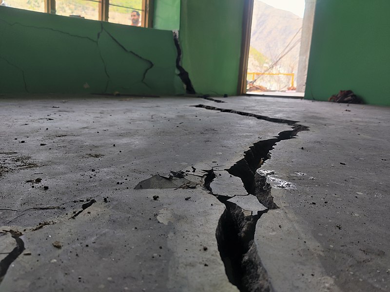 File:Cracks in a house in Thathri.jpg