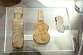 Cycladic female figurines, violin and other, 3200-2800 BC, AM Naxos, 143138.jpg