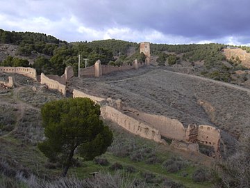 Vista de las murallas con torre de San Cristobal al fondo / View of the citiy walls →