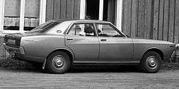 Una Nissan Laurel seconda serie versione berlina