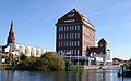 Voormalig pakhuis aan de haven; het bovenin dit gebouw gevestigde streekmuseum moest in 2015 de deuren sluiten.