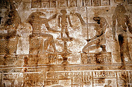 Die god Chnoem, vergesel van Heqet, gee vorm aan Ihy (reliëfwerk uit die Dendera-tempelkompleks).