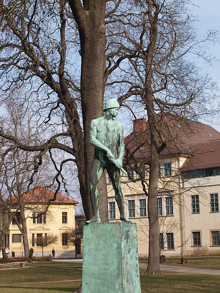 Datei:Denkmal Ernst-von-Wildenbruch zur Ehre.jpg