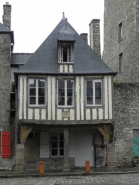 File:Dinan (22) Place Saint-Sauveur n°10.JPG