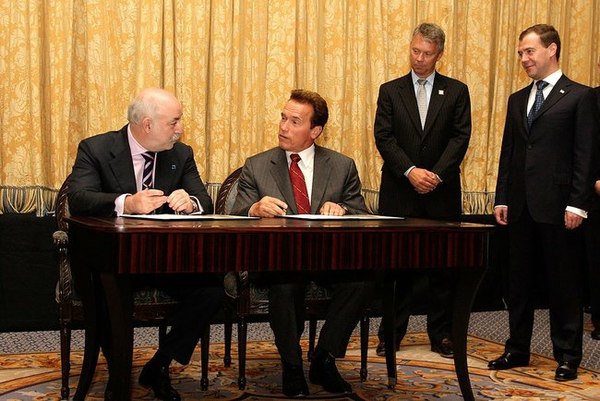 Russian President Dmitry Medvedev witnessed the signing of a memorandum on cooperation between Governor of California Arnold Schwarzenegger and Viktor