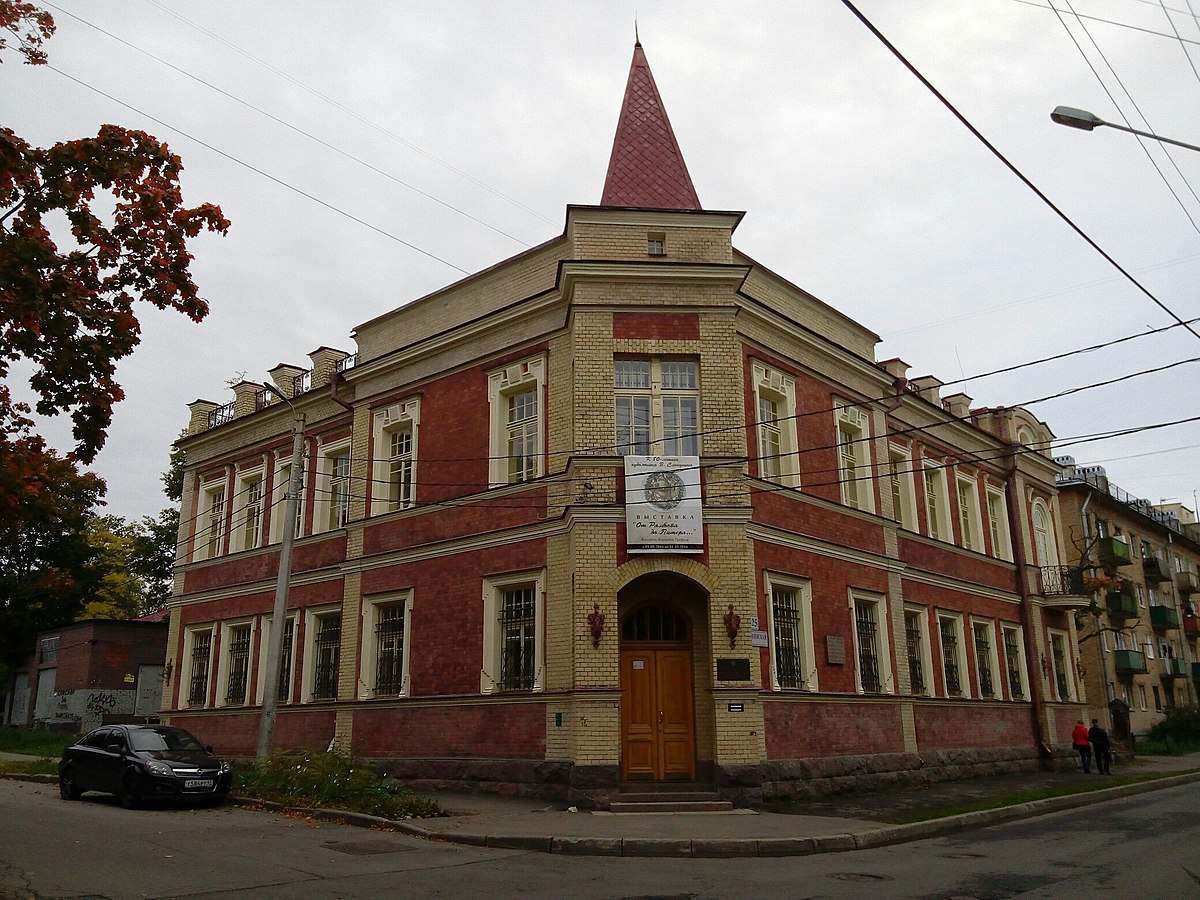 Local town. Еленинская 16 Ломоносов.