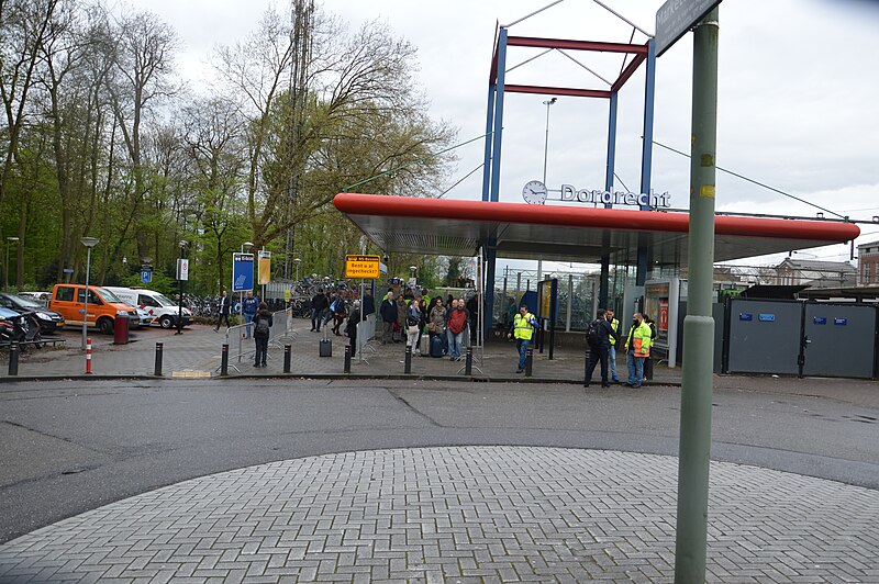 File:DordrechtAchterzijdeStation06.jpg