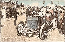 Miss Levitt en 1905 à Brighton, pour son premier record sur Napier 100HP (128,35 km/h).