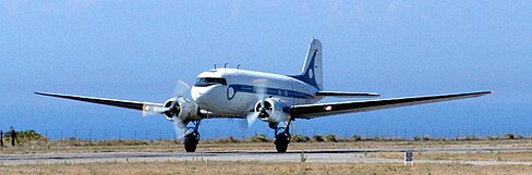 Douglas DC-3 despega de la isla Catalina en California