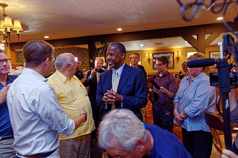 File:Dr. Ben Carson in New Hampshire on August 13th, 2015 by Michael Vadon 25.jpg