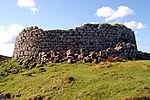 De 4 meter höga väggarna på ruinerna av brochen Dun Hallin på ön Skye, Hebriderna.