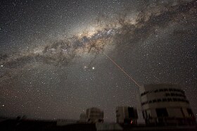 Le centre de la Voie lactée apparaît au-dessus de l'Observatoire du Cerro Paranal (le rayon est une étoile guide laser pour le télescope).