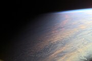 Fotografía desde la ISS de parte del terminador cruzando la superficie de la Tierra. El terminador es difuso y muestra la transición gradual de luz a oscuridad y cuyos efectos se perciben desde la superficie como el crepúsculo.