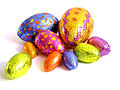 el huevo de pascua puede ser de chocolate o un huevo cocido decorado.