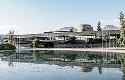 Edificio de la CEPAL en Chile - Reflejos 02.jpg