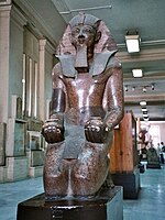 Beeld van een offerende Toetmoses III