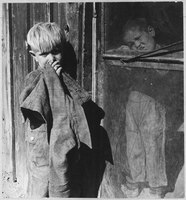 Dorothea Langeová: Fotografie dětí s důrazem na oblečení, výraz a ruce, 1940