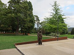 L’homme et l’enfant, du sculpteur sénégalais Ousmane Sow, commémore les combattants des forces armées françaises et de la résistance des deux guerres mondiales.