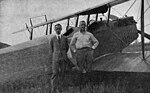 Étienne Dormoy och pilot framför det första besprutningsflygplanet, 1921