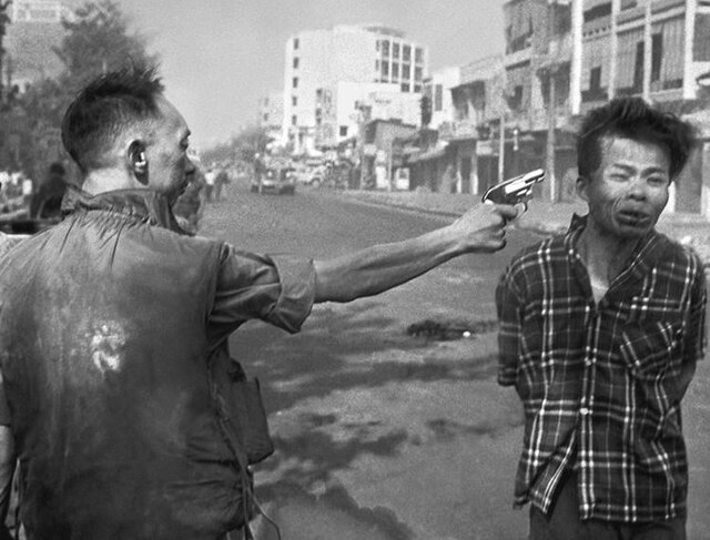 Nguyễn Ngọc Loan aims his pistol at Nguyễn Văn Lém.