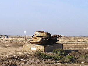 Carro armato rotto su un piedistallo in memoria della guerra Iran-Iraq, Abadan