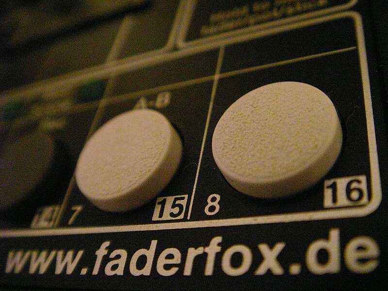 File:Faderfox LV1 micromodul - pad buttons 7-15, 8-16 (2005-10-25 by j bizzie).jpg