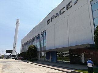 File:Falcon 9 booster B1019 and SpaceX HQ (35943121656).jpg