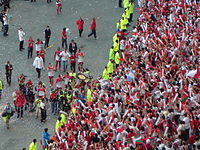 2006 : le bouclier de Brennus remporté par le Biarritz olympique Pays basque est présenté aux supporters biarrots au stade de France.