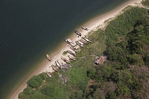 Fischerboote am Ufer des Eduardsees