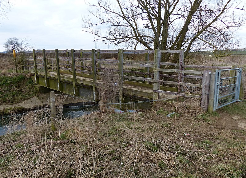 File:Footbridge across the River Welland (geograph 3405025).jpg