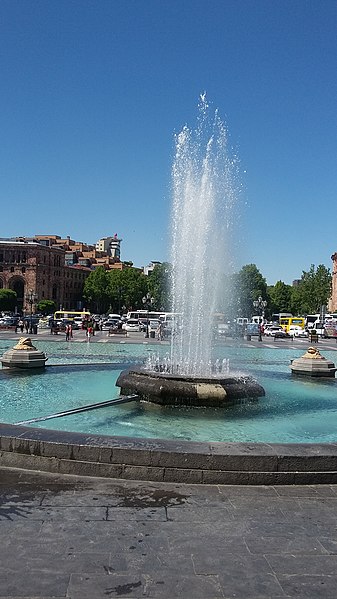 File:Fountains at the Republic Square, Yerevan 27.jpg