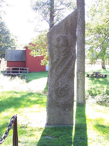 The peace stone in Brömsebro is not a runestone even if it looks like one. The stone was made in 1915 to commemorate the peace between Denmark and Swe