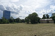 Der historische Ortskern von Zamdorf; dahinter das SV-Hochhaus.