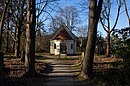 Alter Dorffriedhof mit ca. 200 historischen Grabmalen sowie Gerätehaus, Friedhofskapelle und Kriegerdenkmal