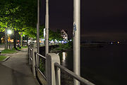 English: Lakeside promenade of Friedrichshafen by night. Deutsch: Die Uferpromenade von Friedrichshafen in der Nacht.