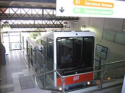 Zug der Standseilbahn in der Bergstation von Vallvidrera.