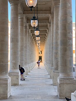 A Galerie de la Cour-d'Honneur cikk illusztráló képe