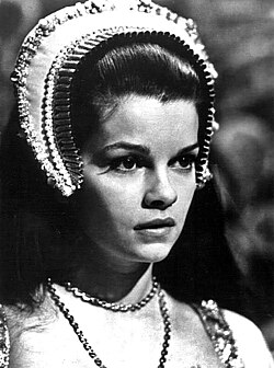 Geneviève Bujold Boleyn Anna angol királyné szerepében