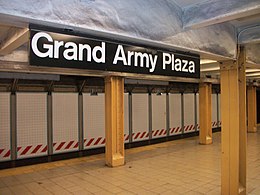 Grand Army Plaza IRT E-Pkwy; Frais généraux Helvetica Sign.JPG