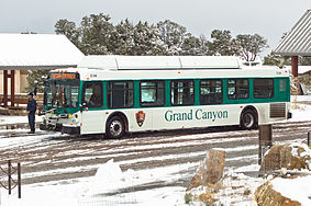 English: Shuttle Bus for Kaibab Rim Route near Grand Canyon Visitor Center. Polski: Autobus wahadłowy kursujący po trasie Kaibab Rim Route, Park Narodowy Wielkiego Kanionu, Arizona, USA.