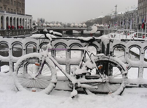 Snow-covered bicycle on Schleusenbrücke at Alsterfleet, Hamburg