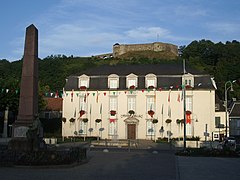 Municipio e monumento ai caduti.