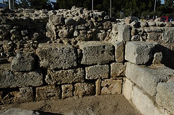 Del obzidja z vidnim jedrom iz kršja in kamnito obzidavo
