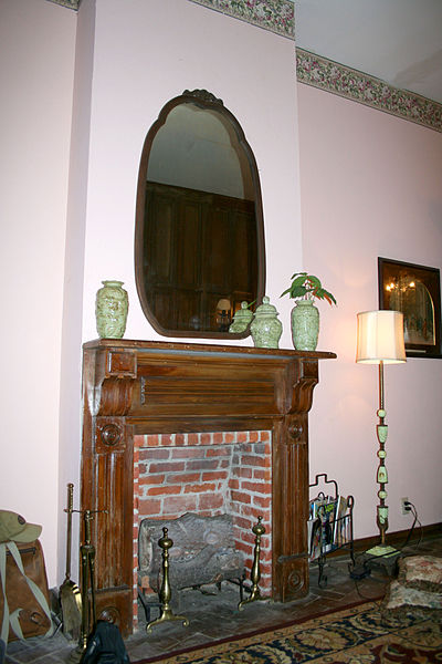 File:Hill's Fireplace - French Quarter.jpg