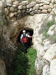 כניסה למערה בסמיכות למבנה