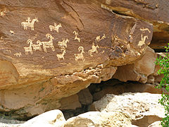 Animales y jinetes en unas pinturas rupestres de la tribu Ute (siglos XVII a XIX).