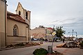 Hrušky: Kirche des hl. Bartholomäus und Grundschule in der Hauptstraße