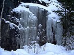 Isfall i Nyslott Finland. Isfallet består av ett vattenfall som har frusit till hundratals istappar.