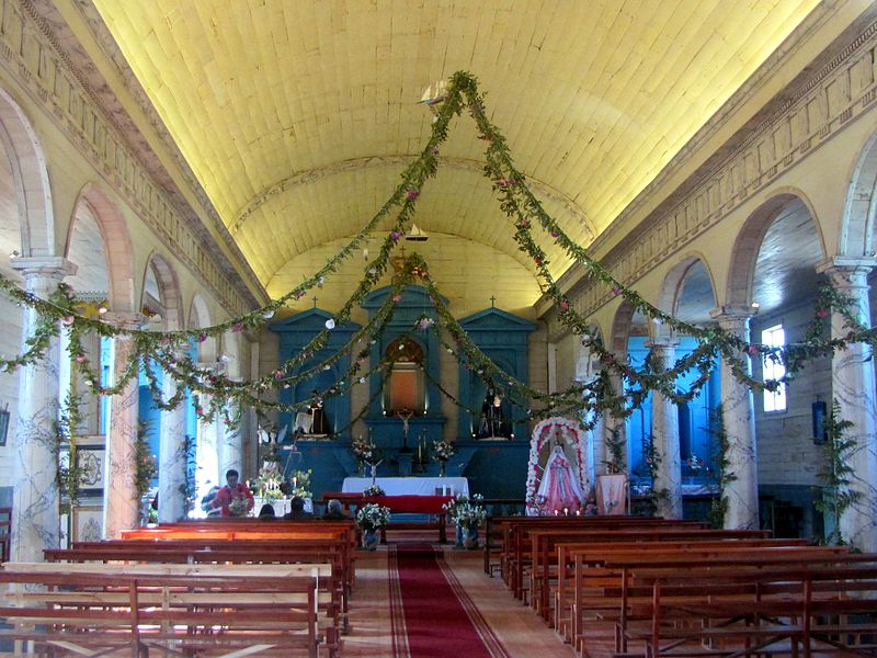 File:Iglesia de Nercón - nave central.JPG