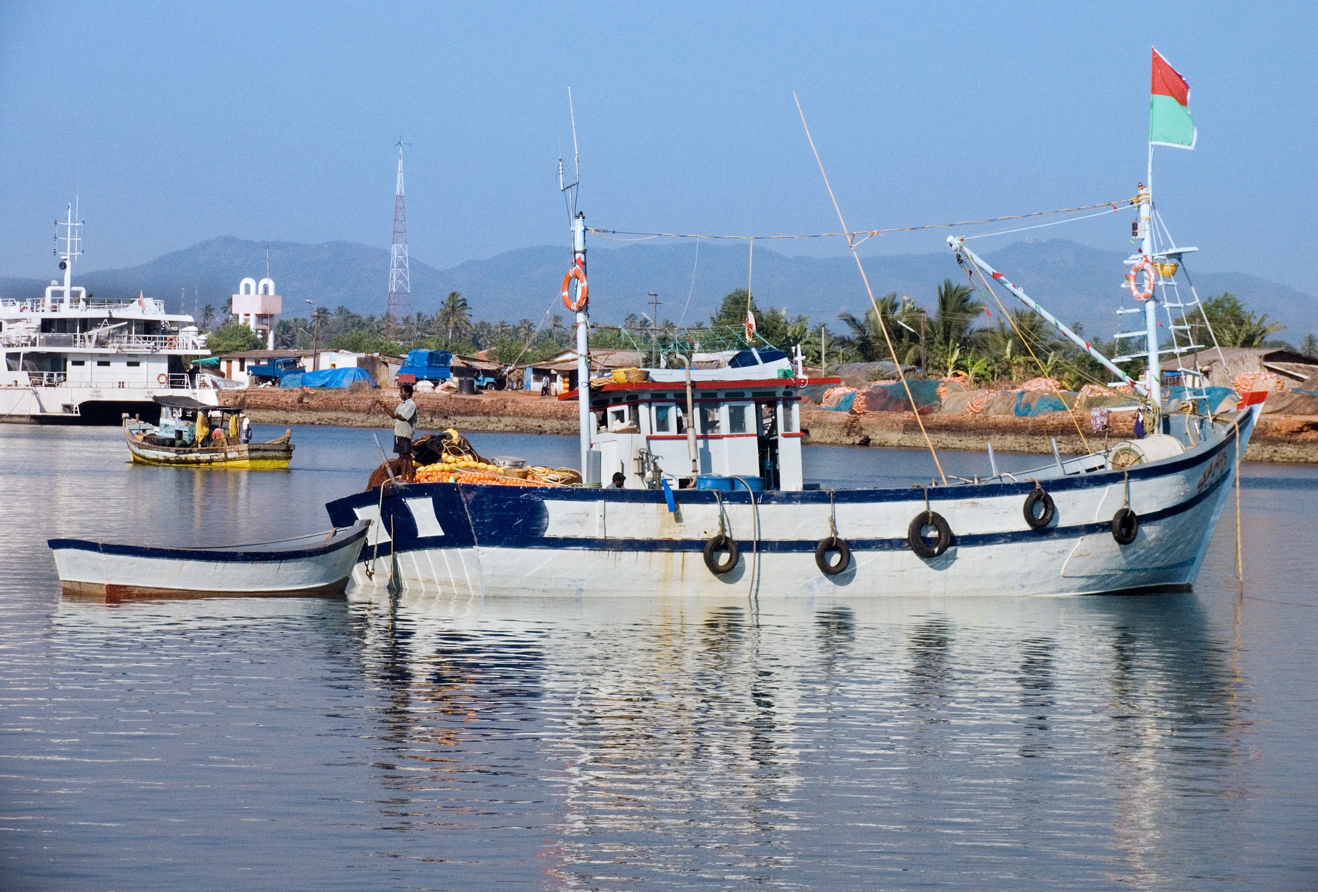 File:India - Fishing boat - 7179.jpg - Wikimedia Commons